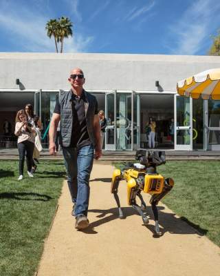 Основатель Amazon "выгулял" робота-собаку Boston Dynamics