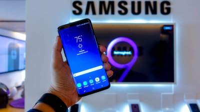 Покупатели хотят, чтобы Samsung отказалась от изогнутых дисплеев