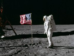 Российский историк привел доказательства высадки американцев на Луну   
