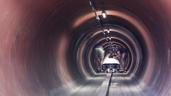 Студенты разогнали тележку в трубе Hyperloop до 463 км/ч